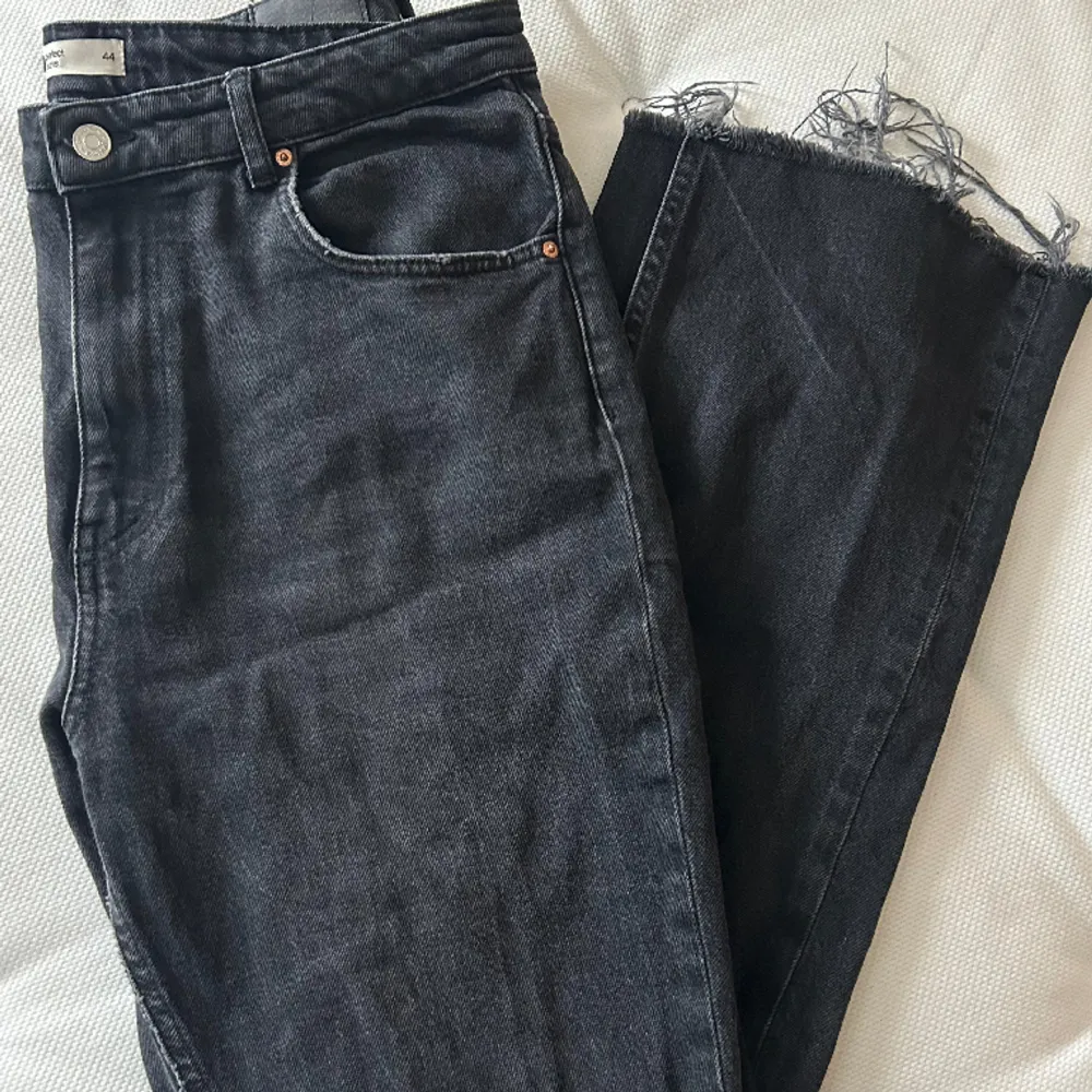 Jeans med slits från Gina Tricot, fint skick.. Jeans & Byxor.