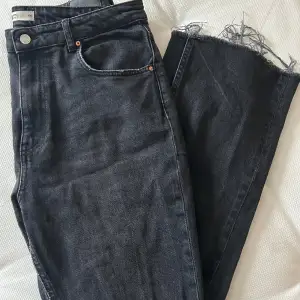 Jeans med slits från Gina Tricot, fint skick.