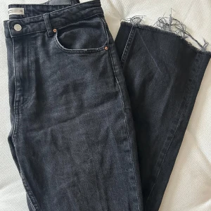Jeans med slits - Jeans med slits från Gina Tricot, fint skick.