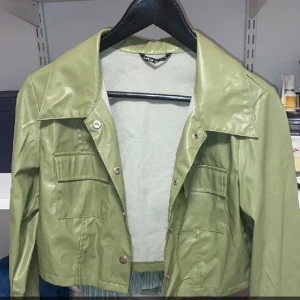 Grön skinnjacka  - Jag säljer denna gröna skinnjacka croppad. Köpare står för frakt 