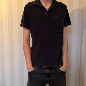 Frotté piké  - En frotté piké som är perfekt till sommar/vår. Skick 7/10. Moddelen är 185 och väger 65 kilo. Tveka inte på att höra av er vid några funderingar.