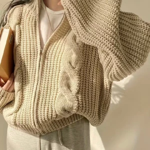 Stickad beige ziphoodie - Säljer min oanvända beiga stickade ziphoodie, köpt från asos, den är jättevarm i materialet och jätteskön!