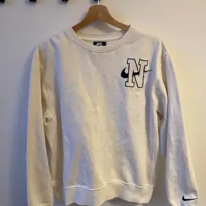 väldigt fresh nike crewneck i cremewhite med retro university nike  logo! Strl S, normal i storlek 