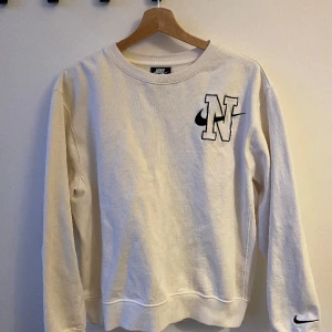 NIKE university retro crewneck - väldigt fresh nike crewneck i cremewhite med retro university nike  logo! Strl S, normal i storlek 