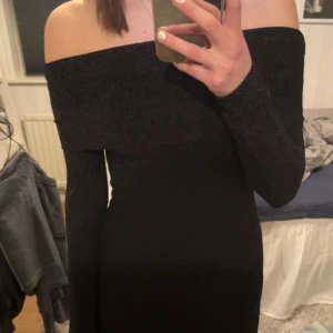 Svart lång glittrrklänning - En väldigt fin svart lång glitterklänning från Gina tricot. Köpt förra året men har bara andvänts en gång🤍