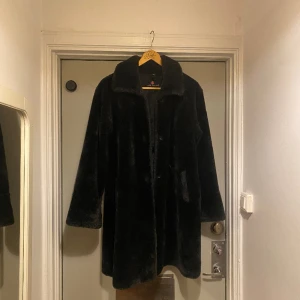 Pälskappa - Så cool, svart pälskappa! den är i fuskpäls men det är en väldigt bra imitation. condition 10/10