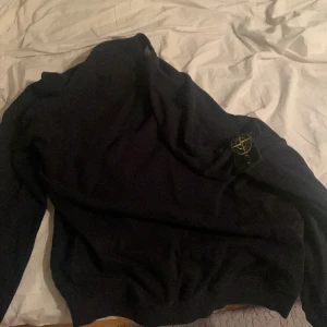Stone island sweatshirt  - Jag köpte den från Stone island hemsidan för ett år sedan. Har varit försiktig med den och skulle säga att skicket är 9/10