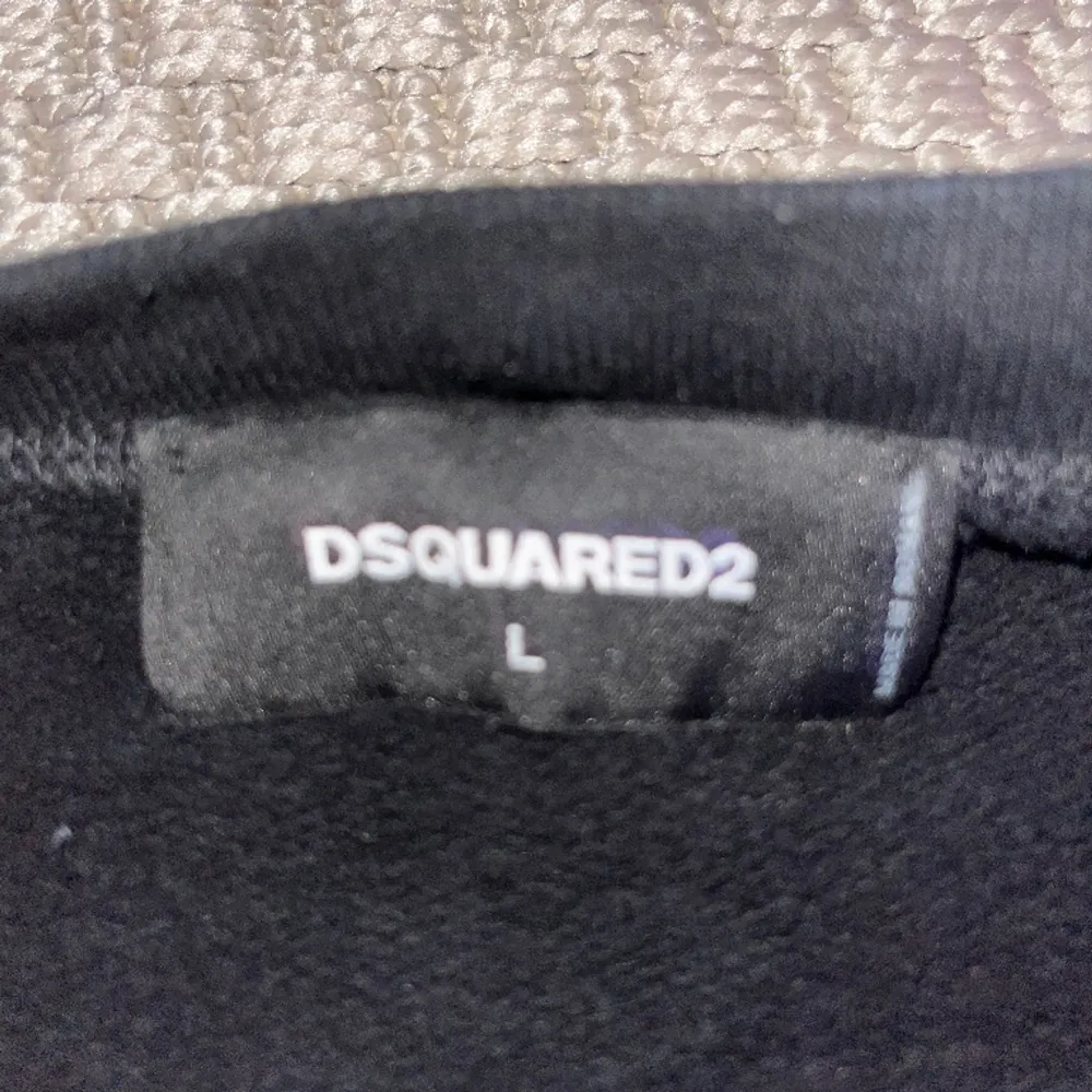Säljer dsquared2 tröja, nypris 3300kr säljer för 700 men pris kan diskuteras vid snabb affär . Tröjor & Koftor.