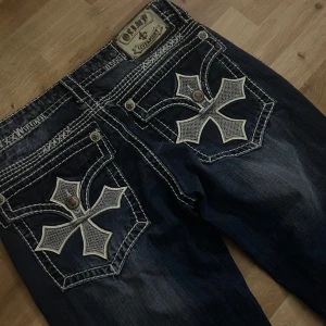 As snygga olimp jeans🙏🙏 - Säljer dessa då de var för stora för mig😖assss bra skick känns som helt nya, inga fläckar eller hål. Funkar för både tjejer o killar🤌skriv om ni har frågor‼️💕