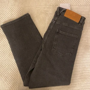 Mom jeans - CarinWester - Helt nya mom-jeans från CarinWester i grå tvätt (strl 36). 599 i butik, säljer för 300 kr