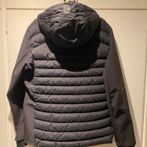 Sail Recing Jacka - Ett litet håll på höger ficka av jackan men de är sytt och smälter in med färgen så det syns inte helt enkelt. Annars är jackan i bra skick. Fungerar under hösten och våren och även helt okej under vintern. Dm vid frågor eller andra funderingar