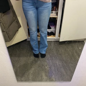 Jeans  - Jätte snygg byxa, har inte använt den på ett tag nu och tänker inte använda den längre så om du är intresserad skriv!🫶🏽