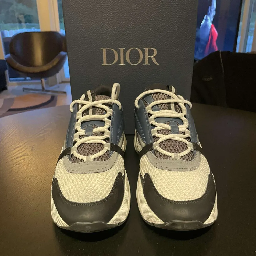Säljer nu dessa Dior B22 i färgen navy, de är endast använda 1 gång, kvitto och extra skosnören finns!  Storlek 43,5, små i storlekarna, funkar på mindre fötter Pris: 6500, nypris 12000kr  Pris kan diskuteras🤝🏼. Skor.