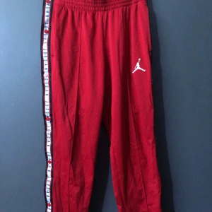 Jordan Sweatpants DRI-FIT - Röda Jordan byxor. Bra skick. Size M. Dri-fit, alltså inte baggy