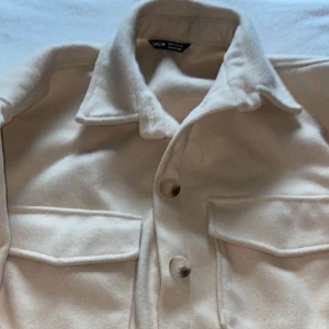 Beige kappa med knappar - Säljer en beige kappa i strl XS från Shein! 🤍 Pris: 50kr