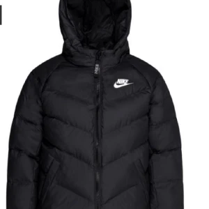 NIKE JACKA!! - Säljer min fina Nike jacka, i väldigt bra skick. Den är för liten på mig och används inte längre, därför söker jag den. Skicka för fler bilder på jackan🩷den är i barnstolen xl, men skulle säga att den är som en vanlig xs.💕Nypris 899kr.