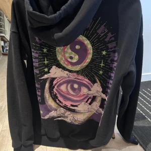 Hoodie - En svart hoodie med tryck från zalando Priset kan diskuteras