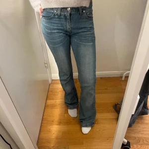 Coola jeans - Skitsnygga lågmidjade utsvängda skitsnygga jeans! Har lite slitningar längst ner på byxorna och en bältehålare är lös annars bra skick!