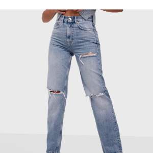 Jätte fina jeans med hål i, passar perfekt och är köpta för 459kr