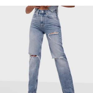 Ripped jeans - Jätte fina jeans med hål i, passar perfekt och är köpta för 459kr