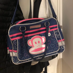 Paul Frank väska - Väska från Paul frank som jag köpte på Plick för ett tag sedan. Jag säljer för att det inte är min stil längre. Lite fläckig inuti men inget som märks💜