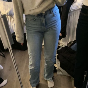 Ljusblå jeans - Jeans från Gina med slit vid foten i fint skick, säljer på grund att dubbletter så inte använda💕