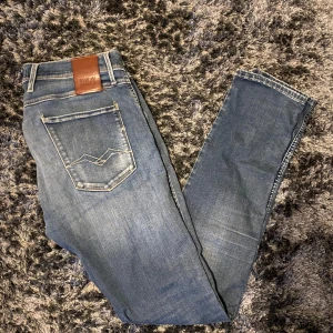 Replay Jeans - Säljer nu dessa Replay jeansen i denna riktigt schysta tvättningen. Storlek 32-34 i 9/10 skick! Vid frågor är det bara att höra av sig! Självklart billigare vid snabb & billig affär!