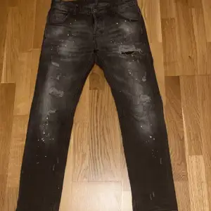 Tjena! Ett par fina dsquared2 jeans riktigt fin skick 9/10 skick. Riktigt fin modell. Säljs pga för liten storlek för mig. (Ej äkta) priset går att diskuteras självklart :)