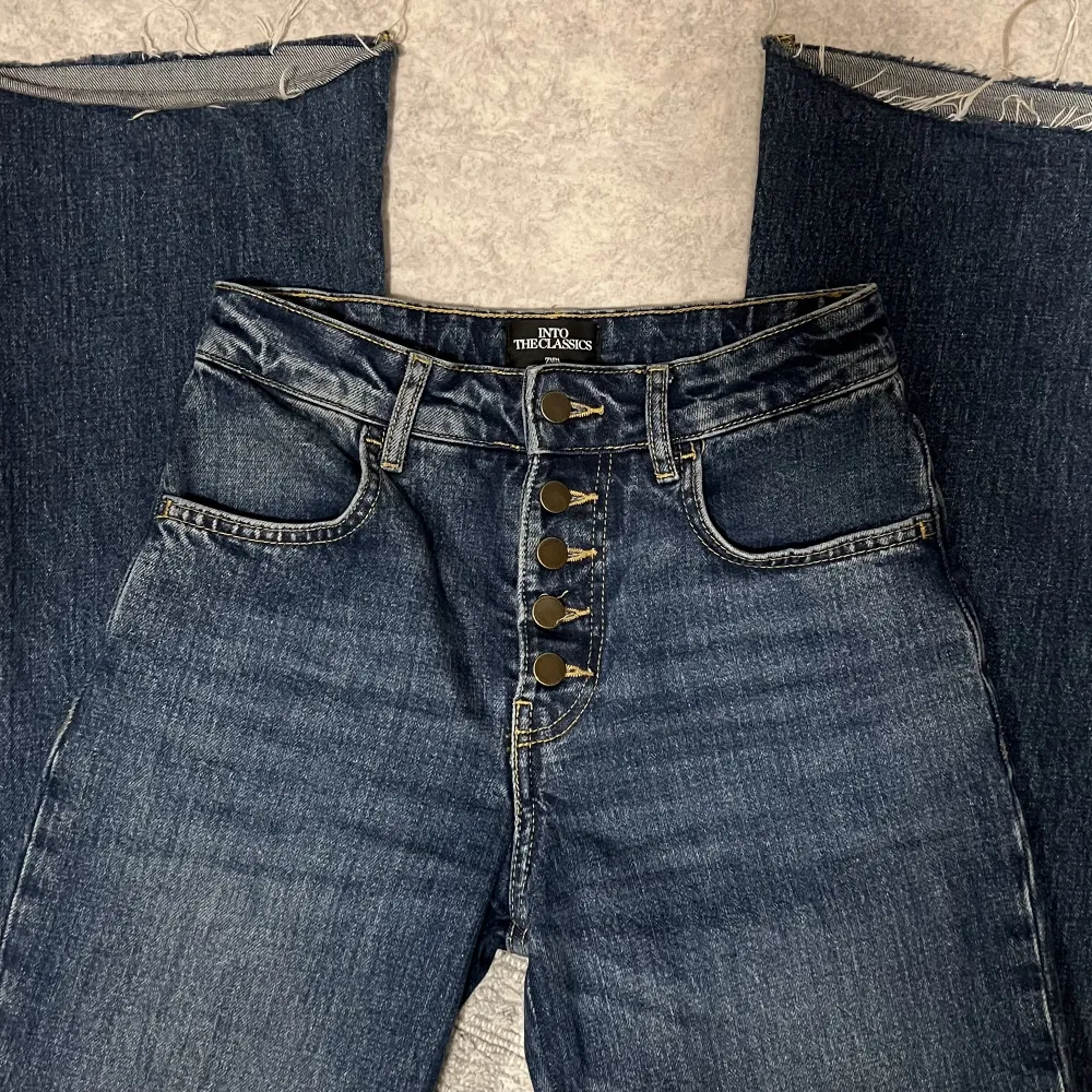 Supersnygga jeans från Zara, de är rätt stretchiga vilket gör som superbrkvöma att ha i vardagen. Från zara kollektion ”into the classics”. Hade sagt att de är en blandning mellan low waist och mid waist. 🥰❤️‼️. Jeans & Byxor.