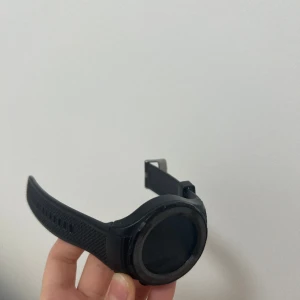 Hauwei watch W2 smartwatch - Väldigt bra skick, original laddare samt box/paket kommer med. Köpt för 1500 säljer för 400 pris kan diskuteras 