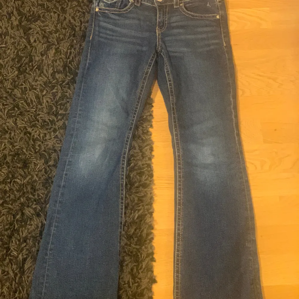Säljer dessa lågmidjade jeans från Gina tricot Young  i storlek 164 , inga defekter🥥. Jeans & Byxor.