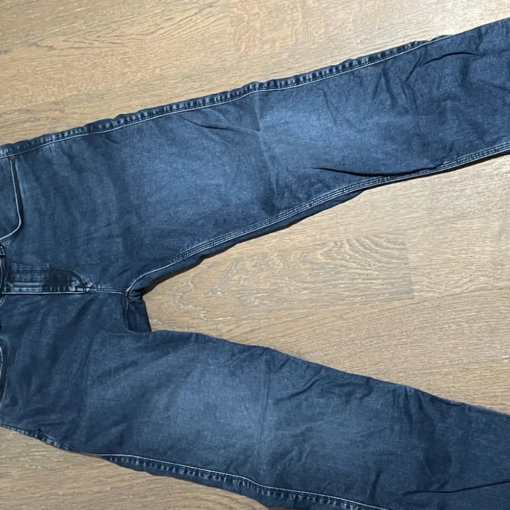Säljer ett knappt använta jeans i bra skick, hör av dig vid frågor!. Jeans & Byxor.