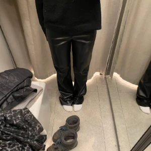 Skinnbyxor - Supersnygga skinnbyxor från zara, använda ungefär 3-4 gånger. Perfekta till nyår och jul. Köparen står för frakten