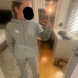 nike zip  - används aldrig längre, bra skick, hör av er vid intresse eller frågor 💞