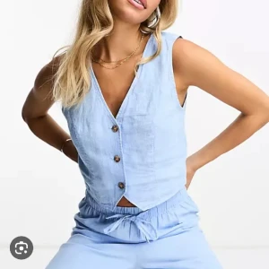 Linnekostym med väst sökes!! - Hej jag letar efter en linnekostym med väst/blazer väst. Gärna som en som den blåa på bilden som är från monki sommaren 2023 eller en som liknar den rosa. 