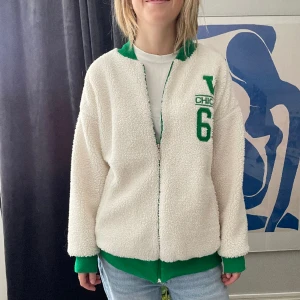 Teddyjacka - Cool bomberjacka i teddy💚