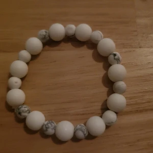 Handgjort Armband - Melerade pårlor. Sten. 5 mm och  6 mm.