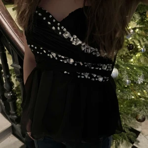 Festtopp - Svart bandeau topp med glitterstenar🪩🖤