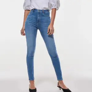 molly high waist jeans, använt Max 2 ggr, stl S från Gina tricot Säljer för de är små för mig.  Nypris : 359.95 SEK