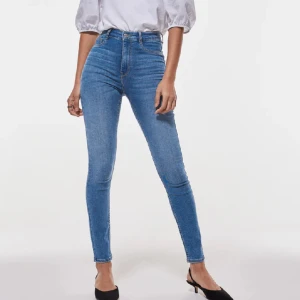 Molly jeans - molly high waist jeans, använt Max 2 ggr, stl S från Gina tricot Säljer för de är små för mig.  Nypris : 359.95 SEK