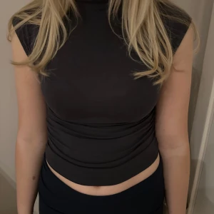 Toppar - Två toppar i olika färger grå och beige från Gina.  100kr st