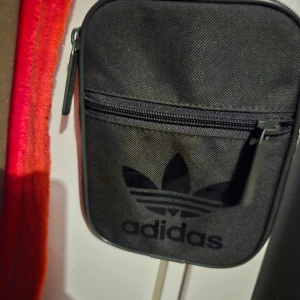 Adidas mini bag - Liten väska, perfekt för konsert och resor.