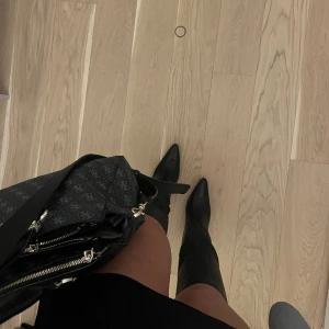 Stilettklackar boots - Använda en gång! Köpte i mindre storlek än vad jag har i desperation.  Storlek 39. Köpta för 1400⚡️