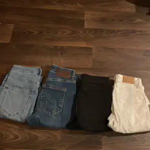 Ett klädpaket med 4 jeans, alla är i samma modell och vissa är helt ny och oanvänd 🫶 