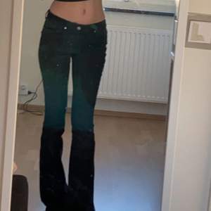 Jätte snygga bootcut jeans från Armani, älskar dessa byxorna men säljer pga att jag inte r bootcut jeans längre. De är långa och passar även längre tjejer, jätte stretchiga, kom privat för mer info och bilder