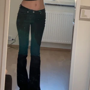 Low Waits, bootcut jeans - Jätte snygga bootcut jeans från Armani, älskar dessa byxorna men säljer pga att jag inte r bootcut jeans längre. De är långa och passar även längre tjejer, jätte stretchiga, kom privat för mer info och bilder