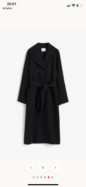 Svart lång kappa  - Knappt använd kappa från hm i fint skick, förliten för mig därför säljs den 