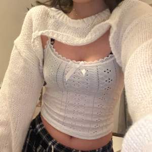 En vit cropped sweater snälla den är så mjuk älskar den men får min nacke att se kort ut 😡använt 2-3 gånger!!