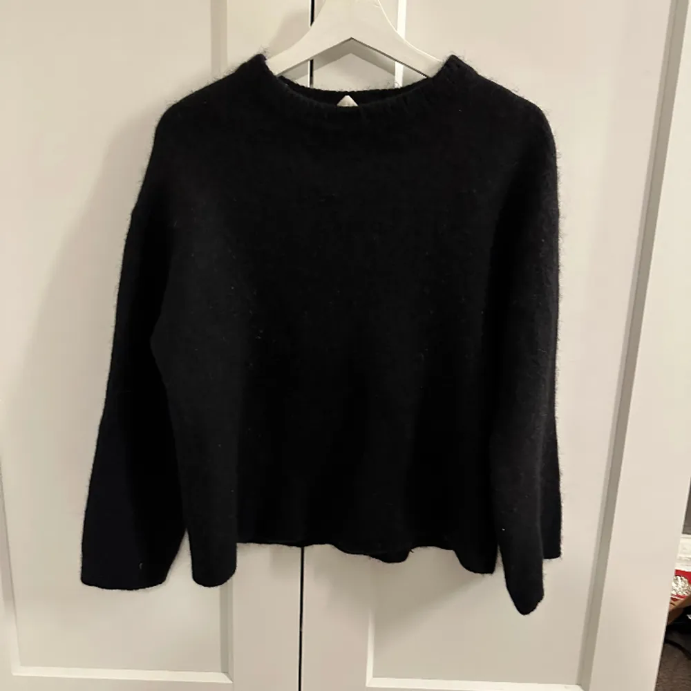Säljer denna superfina svarta stickade tröja i alpacka ull ifrån arket  Köpt för 900 kronor, fint skick💞. Tröjor & Koftor.