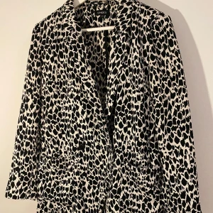 Oversized blazer - Mönstrad kavaj. Storlek 40 men har använt den som oversized (strl 36). Tunn i materialet 